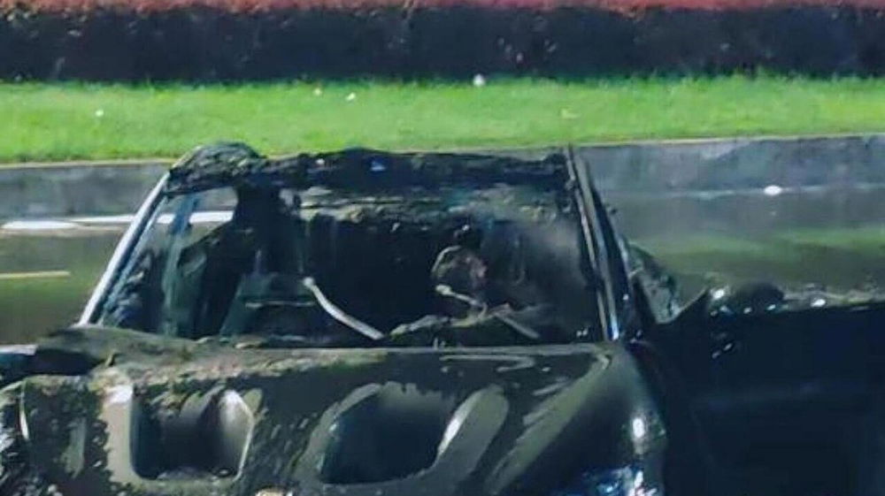 Auto elettrica prende fuoco: 31enne muore intrappolato dalle portiere bloccate
