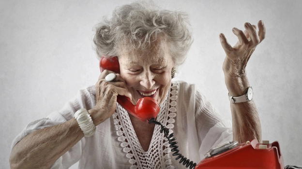 Daisy, la nonna AI che inganna i truffatori telefonici: un alleato digitale contro le frodi