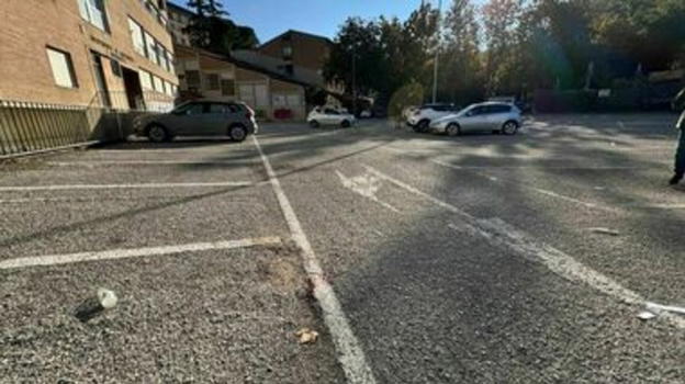 Mistero a Perugia, giovane trovato senza vita nel parcheggio dell’Università: indagini in corso