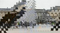 Rapina al Louvre: rubati i gioielli di Napoleone e dell’Imperatrice Eugenia, ladri in fuga a bordo di scooter