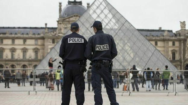 Rapina al Louvre: rubati i gioielli di Napoleone e dell’Imperatrice Eugenia, ladri in fuga a bordo di scooter