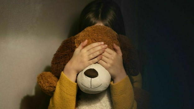 Condanna a 20 anni per un padre che ha sfruttato la figlia: i fatti portano alla luce gravi violazioni
