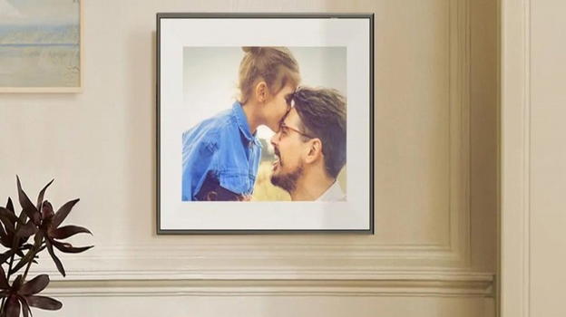 Aura rivoluziona le cornici digitali: E-Ink a colori e autonomia senza fili