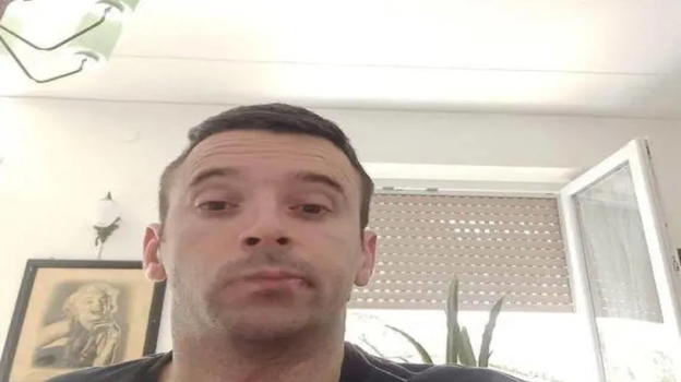 Un’auto pirata investe un uomo in sedia a rotelle, ma la polizia lo sanziona