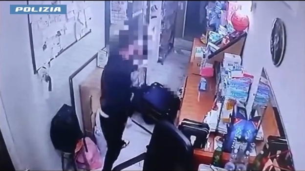Donna si salva in negozio a Catania, marito arrestato dalla Polizia