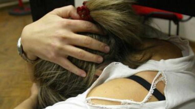 Abusi e coercizione a Genova: 22enne arrestato per costrizione sessu@le