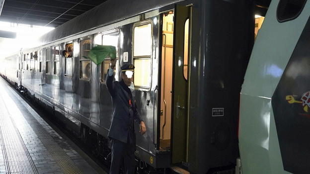 Fece scendere dal treno un passeggero con biglietto irregolare: capotreno condannato a pagare 15.000 euro