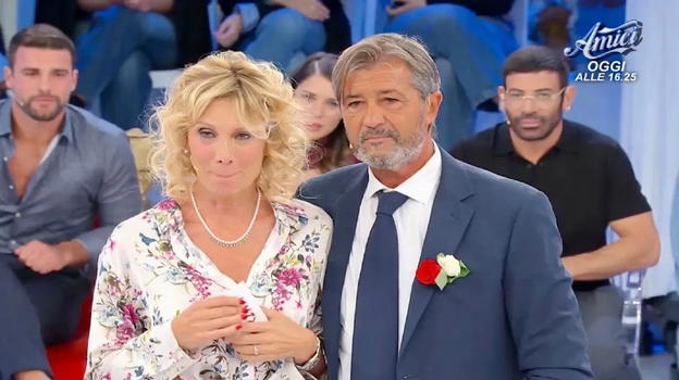 Uomini e Donne: Sabrina e Nicola lasciano il programma per un lieto fine, tensioni nel trono classico