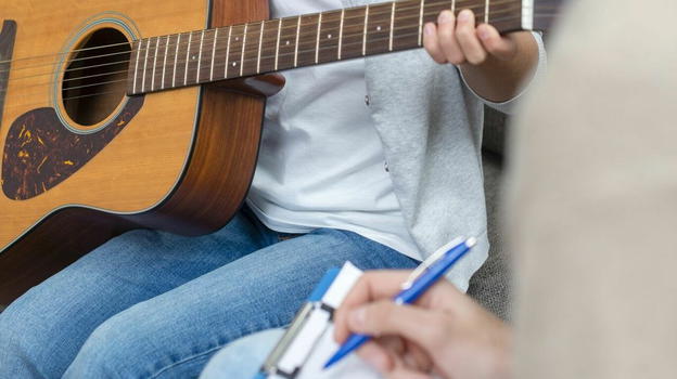 Bologna, due giovanissime denunciano un insegnante: la scuola finisce nuovamente sotto i riflettori