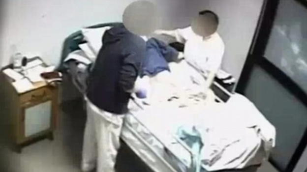 Badante con passato inquietante scoperto online: cresce la preoccupazione per i controlli nelle assunzioni domestiche