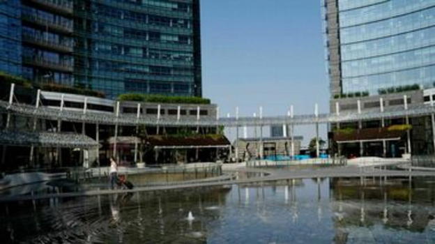 Milano, grave fatto in piazza Gae Aulenti: donna di 43 anni soccorsa e trasportata in ospedale