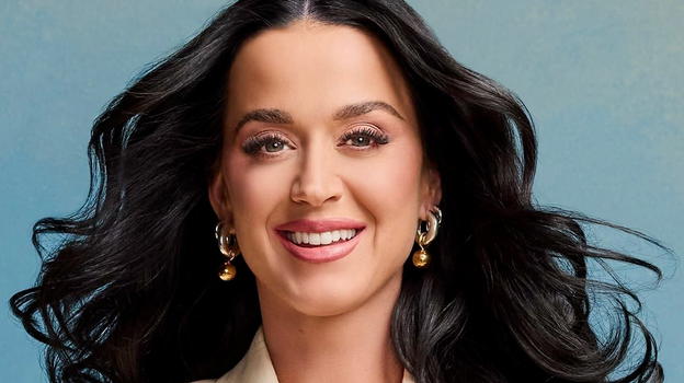 Katy Perry festeggia i 40 anni gettando la torta a terra