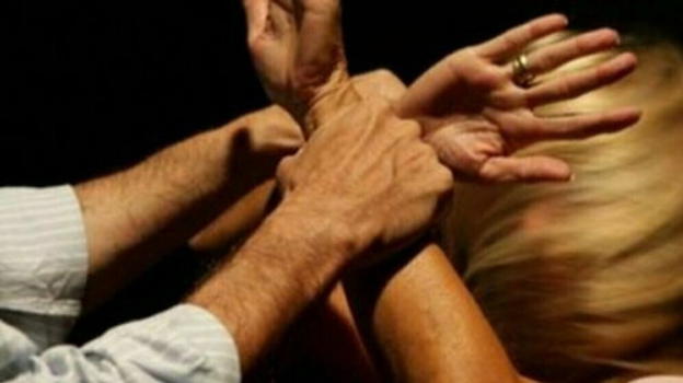 Episodio di tensione familiare in centro commerciale: arrestato uomo