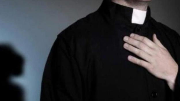Entrano in chiesa e iniziano a fare atti osceni e intimi, il parroco: "Grave atto di profanazione"