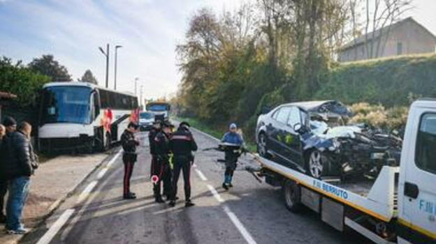 Scontro tra bus scolastico e auto ad Arignano: uno studente ricoverato, altri in osservazione