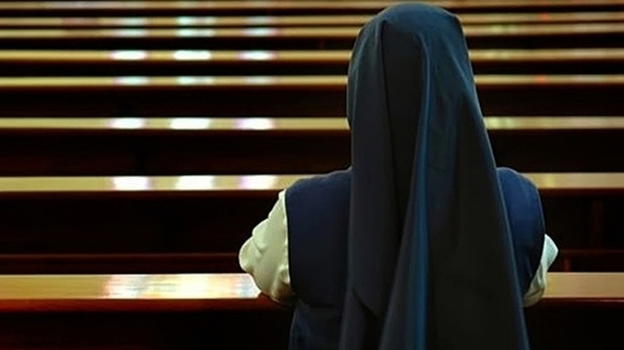 Ladro recupera oggetti sacri rubati e chiede denaro alle suore: la Polizia interviene e lo arresta