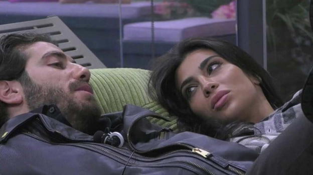 Grande Fratello, Omer si apre con Rasha: la dichiarazione d’amore ostacolata da insicurezze e differenza d’età