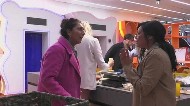 Grande Fratello, uno scherzo degenera in lite accesa: Donatella tira i capelli a Francesca, inizia il caos nella Casa