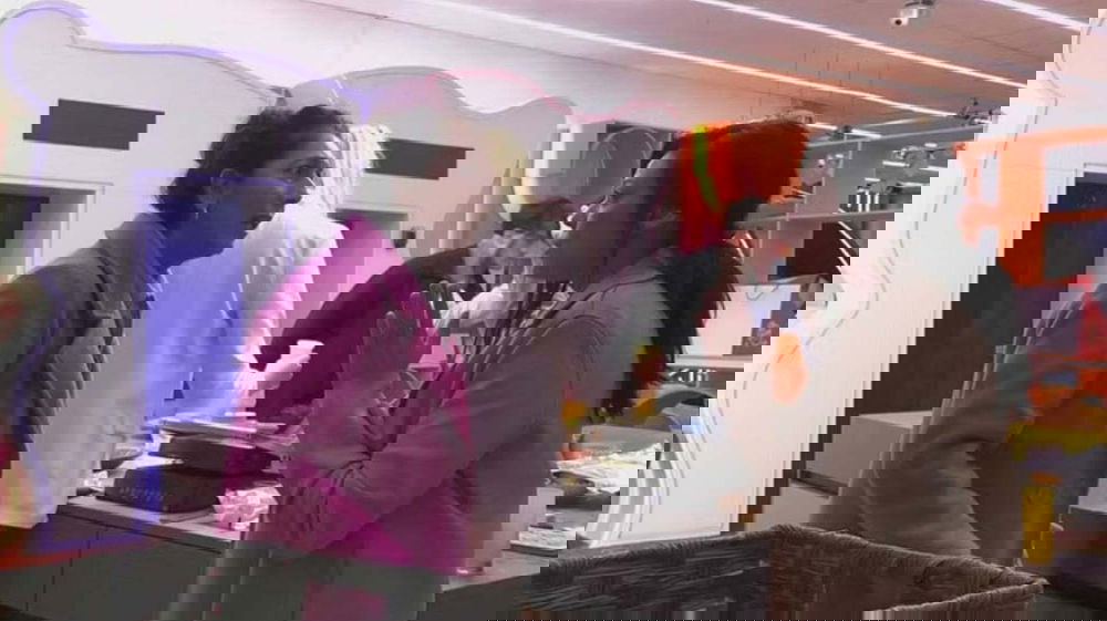 Grande Fratello, uno scherzo degenera in lite accesa: Donatella tira i capelli a Francesca, inizia il caos nella Casa