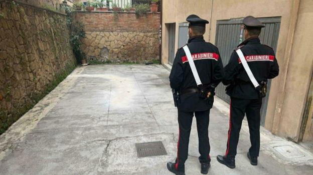 Mistero a Monteverde: giovane cade dal terzo piano di un B&B e perde la vita, arrestato l’amico