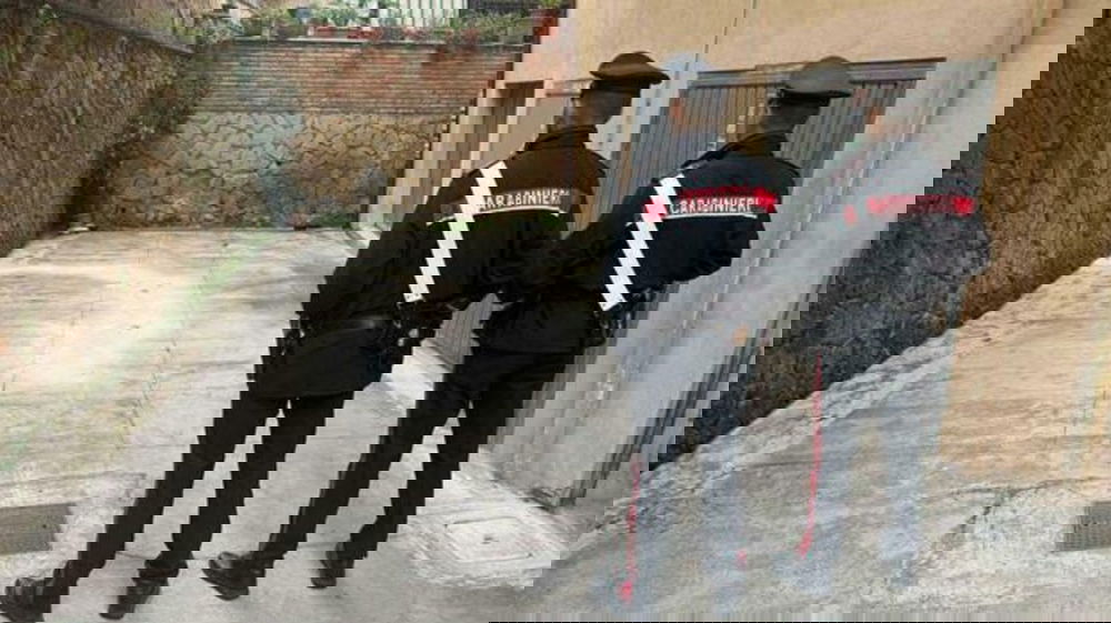 Mistero a Monteverde: giovane cade dal terzo piano di un B&B e perde la vita, arrestato l’amico