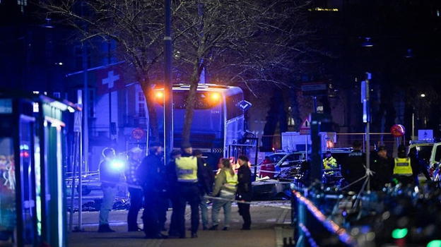 Un bus finisce contro una pensilina, tre persone perdono la vita