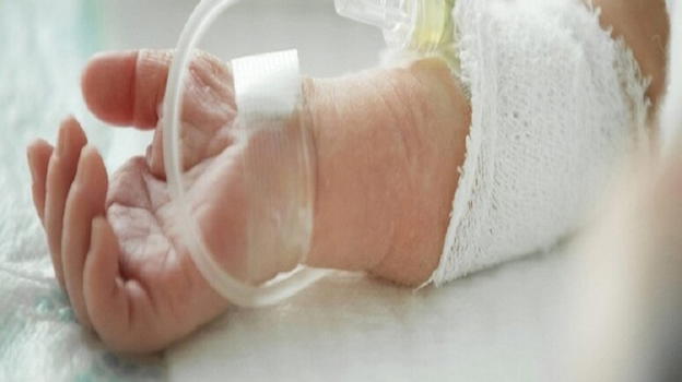 Ludovica, bimba di 2 anni, dimessa dal pediatra muore tra le braccia del papà