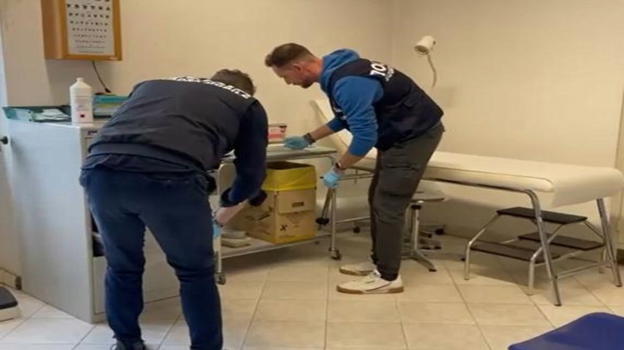 Arezzo, il caso del trapianto di capelli finito in ospedale: cosa è emerso dalle indagini