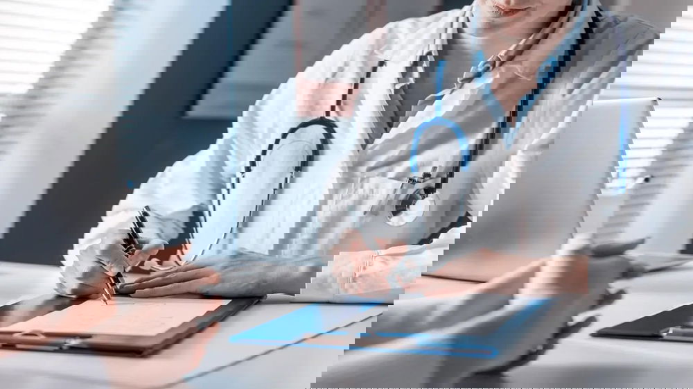 Firmato il contratto per 137mila medici e sanitari: aumenti medi di 491 euro al mese, ma resta il dissenso sindacale