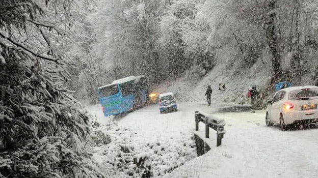 Scuolabus scivola sulla neve a Rosolo di Serina: panico per 40 studenti ma nessun contuso