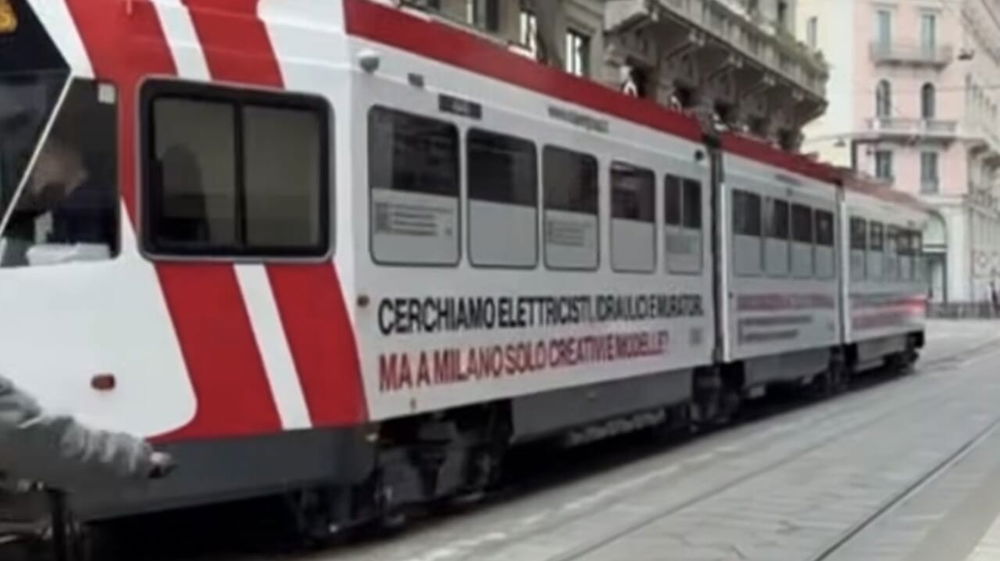 "Stipendi fino a 2.700 euro". Imprenditore non riesce a trovare lavoratori e idea campagna pubblcitaria sui tram