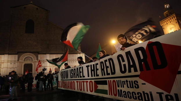 Bologna, tensione al corteo contro Virtus-Maccabi: idranti in azione