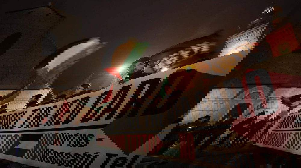 Bologna, tensione al corteo contro Virtus-Maccabi: idranti in azione