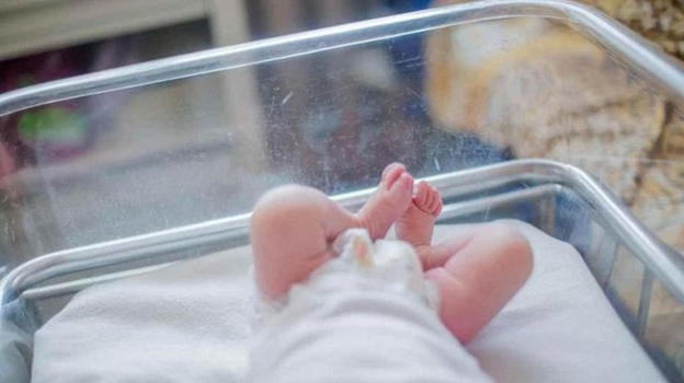 Torino, neonata salvata dopo essere stata trovata nel water: madre sotto effetto di sostanze