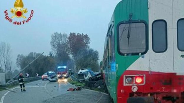 Mattinata di paura nel Ferrarese: treno regionale si scontra con camion bisarca, studenti illesi