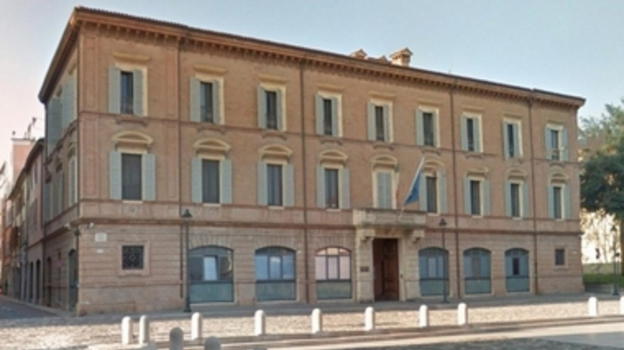 Scandalo alla Prefettura di Rimini: funzionario indagato per abusi su donne straniere