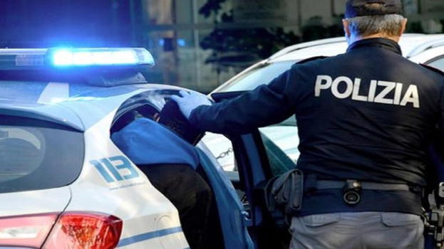 Vince al SuperEnalotto: per festeggiare si ubriaca, inveisce sulla madre e insulta i poliziotti: denunciato