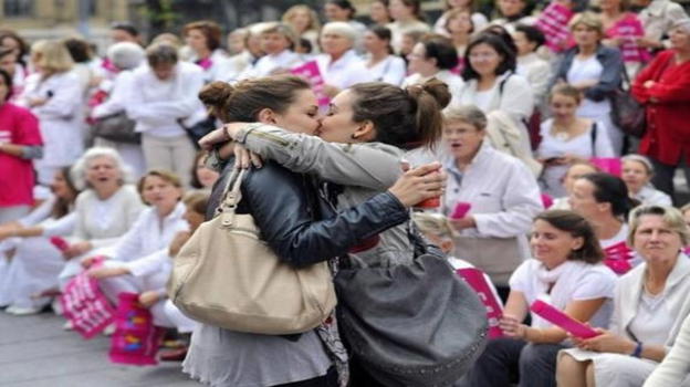 Corte di Giustizia Ue: i matrimoni g@y contratti negli Stati membri devono essere riconosciuti