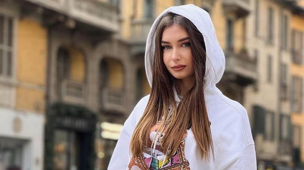 "Se guadagnate 1.300 euro al mese la colpa è vostra". Polemiche per il post di Elisa Esposito l’influencer del "corsivo"