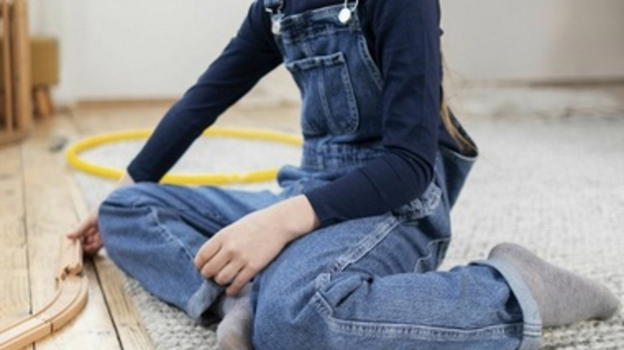 Bambina di 6 anni, segnalati comportamenti anomali: l’allarme della madre porta all’arresto di un 23enne nel Pisano