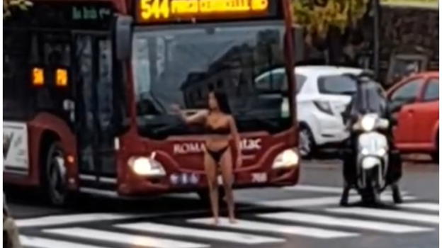 Donna si spoglia in lingerie e blocca il traffico a Roma