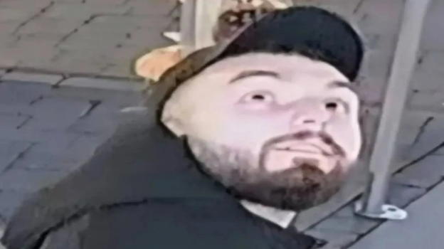 Crawley, imboscata a un uomo: la polizia diffonde immagini per identificare il sospettato