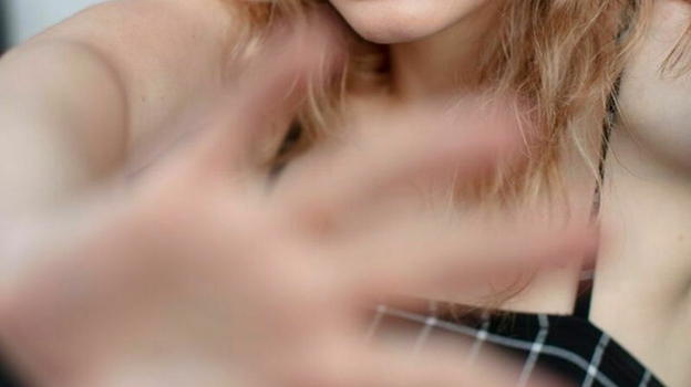 Alba, 20enne denuncia un approccio non consensuale: indagini in corso