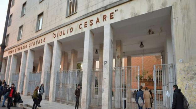 Lista studentesse da molest@re nel bagno di un noto liceo di Roma