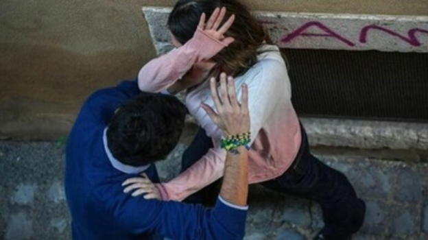 Bergamo, giovane 23enne seguita e trattenuta dietro un portone: fidanzato e passante permettono l’intervento della polizia