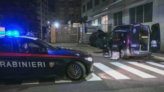 Nel cuore di Milano, una notte segnata da un grave episodio di abuso: indagini in corso e un giovane fermato dalla sicurezza del locale