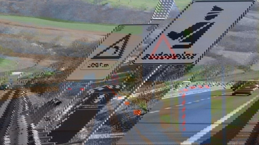 Molti autovelox dei Comuni italiani restano “al buio”: scatta lo stop per chi non si è registrato