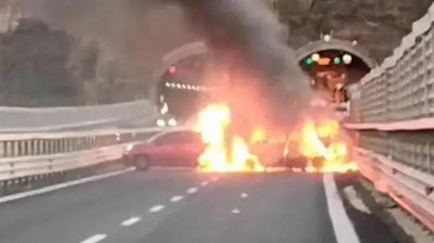 Assalto al portavalori sulla A2 all’alba: auto incendiate e chiodi sull’asfalto tra Scilla e Bagnara