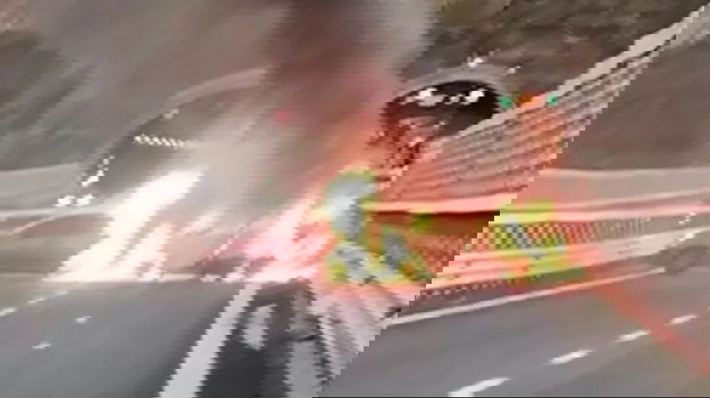 Assalto al portavalori sulla A2 all’alba: auto incendiate e chiodi sull’asfalto tra Scilla e Bagnara