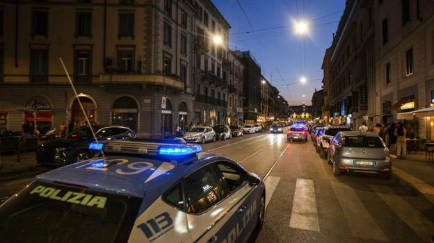 Milano, ragazzine picchiano poliziotti dopo il furto di alcune cuffiette: arrestate
